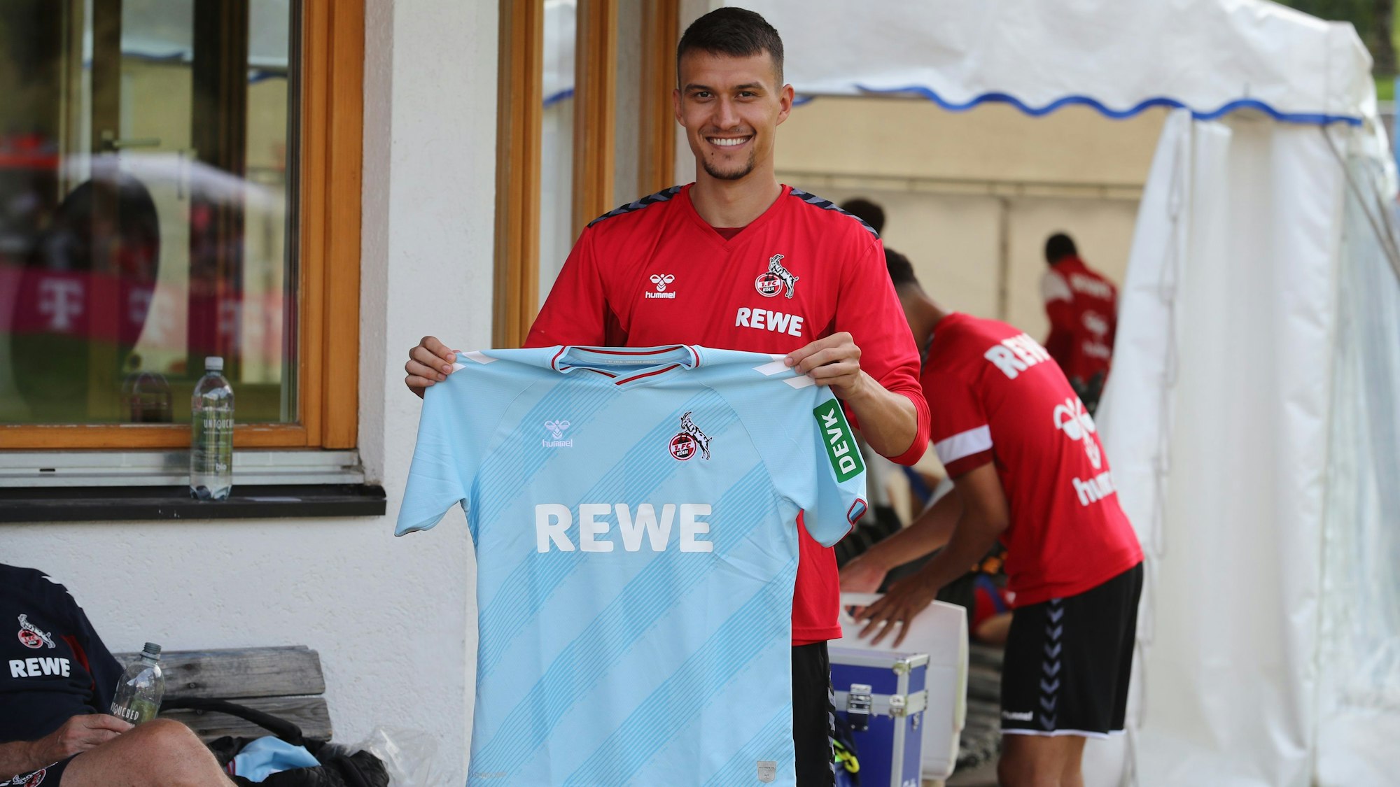 Dejan Ljubicic posiert mit dem neuen Ausweichtrikot des 1. FC Köln.