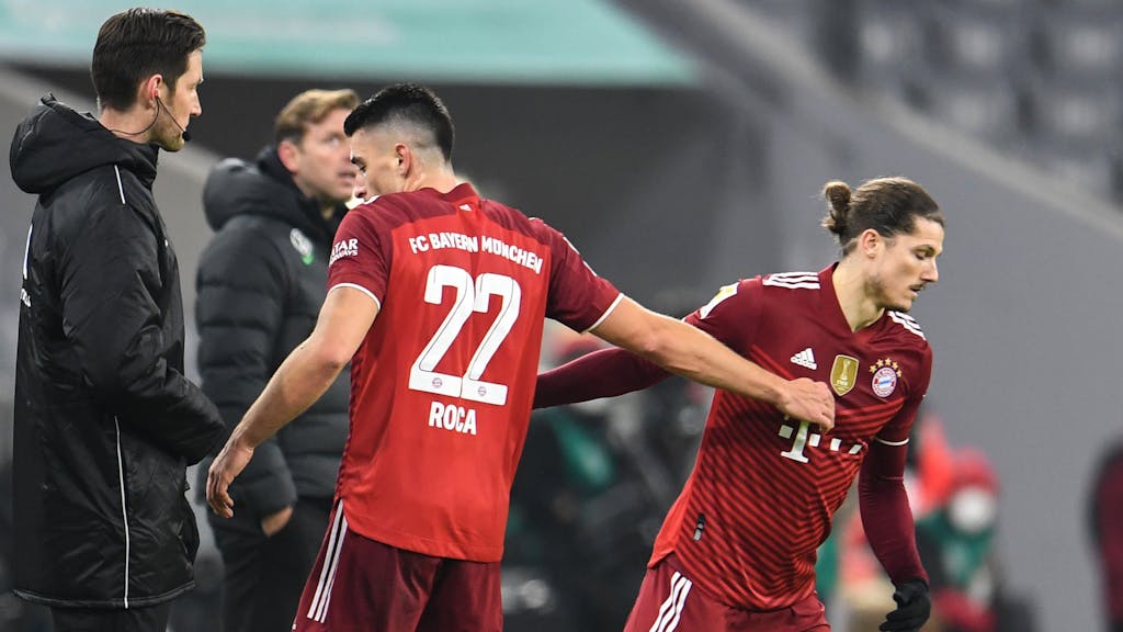 Marc Roca und Marcel Sabitzer bei einem Wechsel im Trikot des FC Bayern.