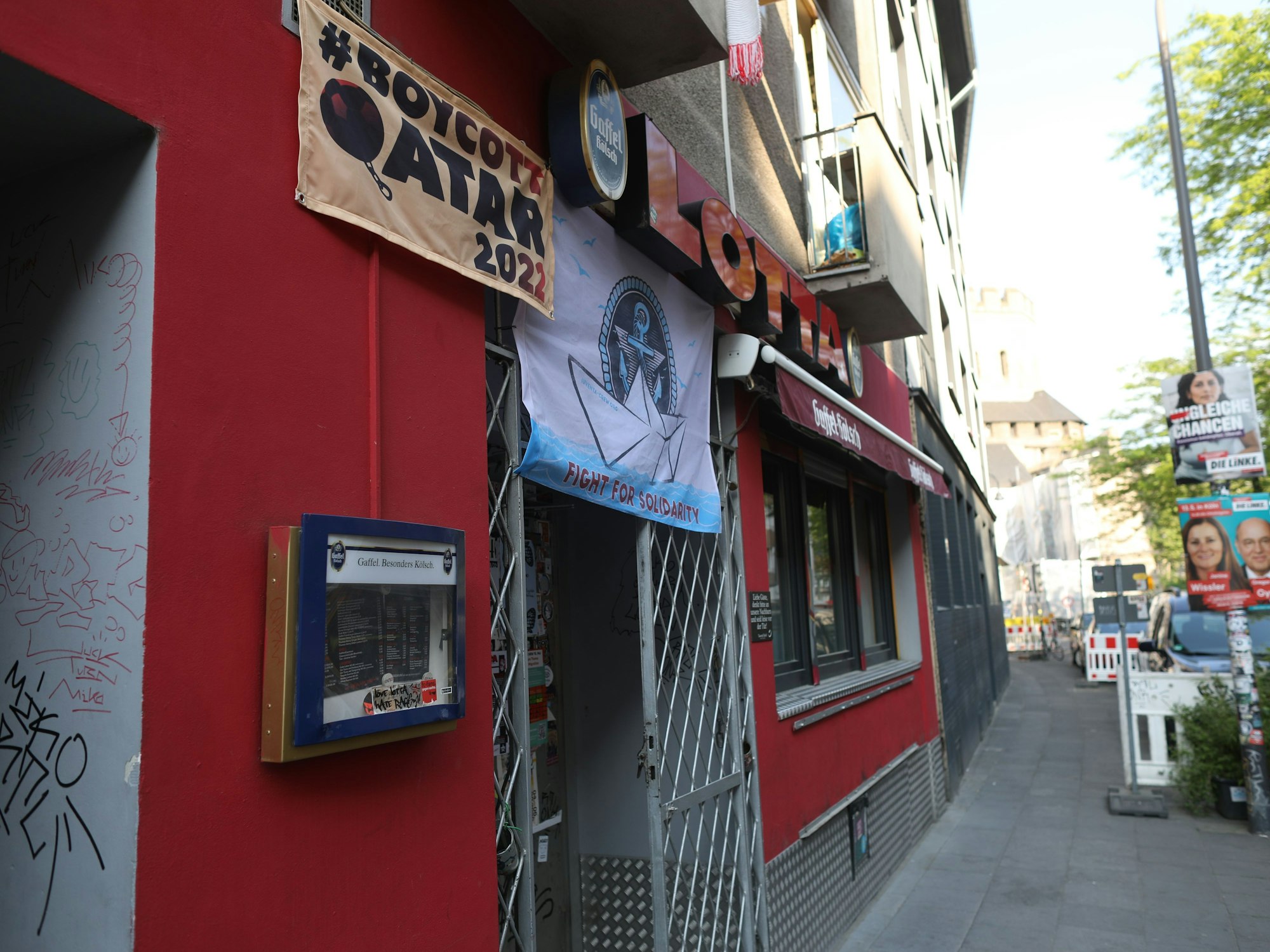 Ein Plakat über der Bar "Lotta" weist darauf hin, dass die Bar keine Fußball-WM im Fernsehen zeigt.