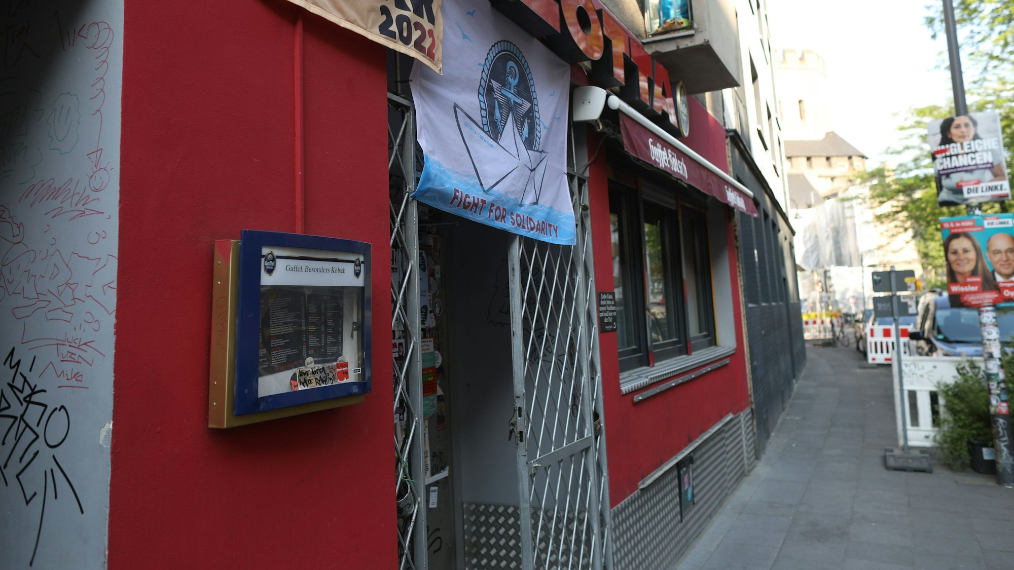 Blick auf den Eingang der Kölner Bar Lotta.