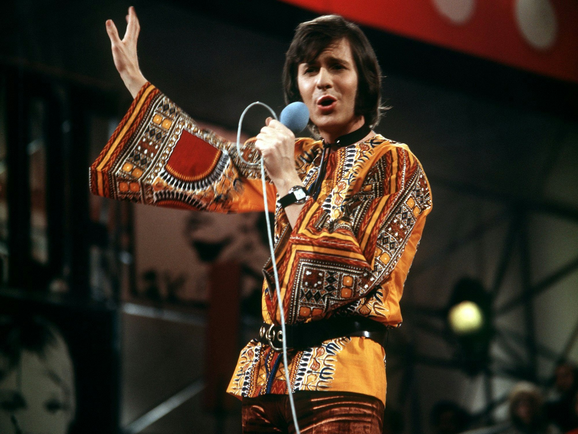 Schlagersänger Michael Holm bei einem Auftritt in der ZDF-Hitparade in den 1970-er Jahren.
