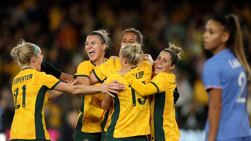 Die australischen Spielerinnen jubeln über Mary Fowlers Siegtreffer gegen Frankreich.