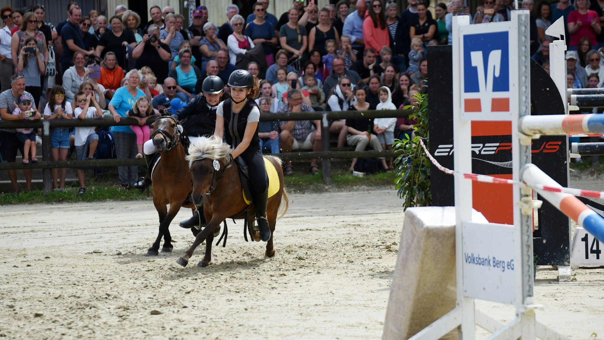 Beim Ponyrennen treten zwei Reiterinnen auf Mini-Shettys gegeneinander an.