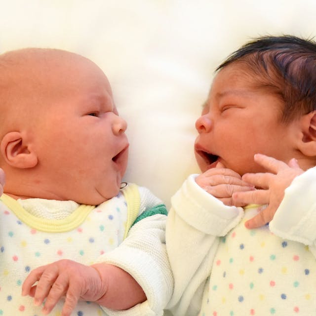 Zwei Neugeborenen liegen nebeneinander