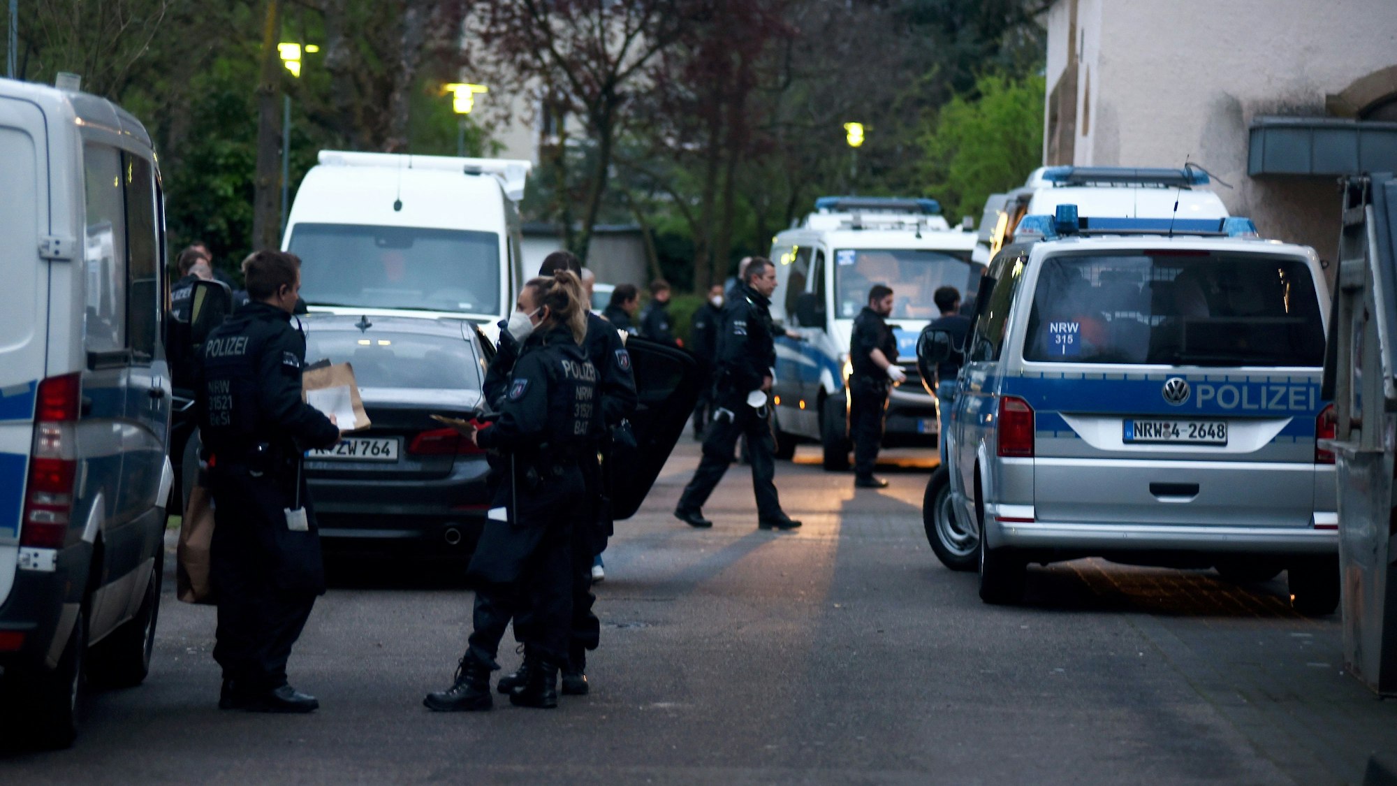 Einsatzkräfte der Polizei bei einer Razzia in Köln.