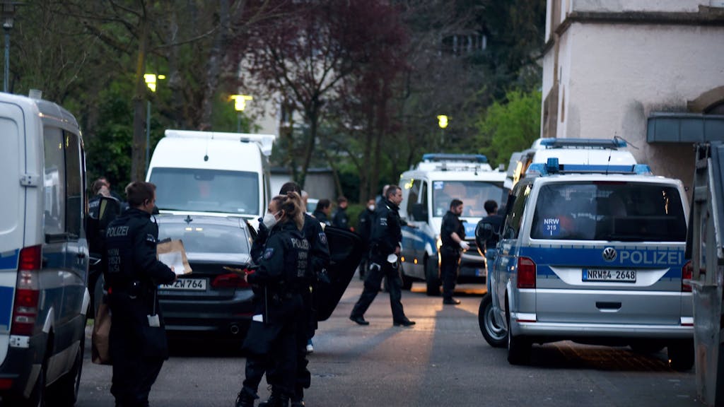 Viele Einsatzkräfte der Polizei bei einer Razzia in Köln.