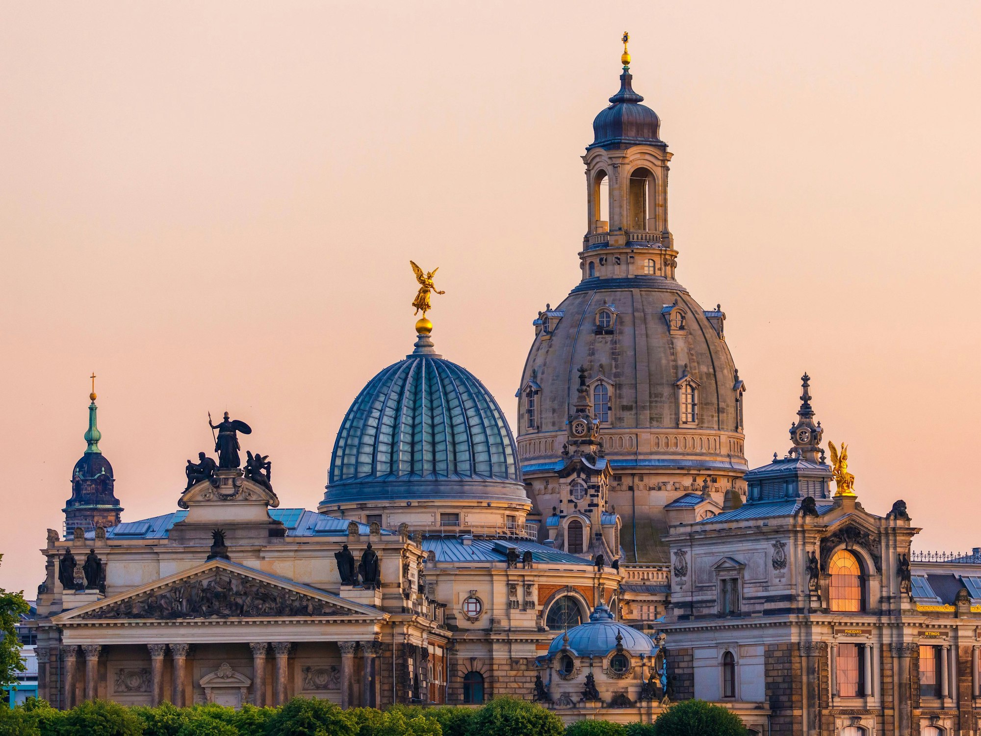 Blick auf die Altstadt von Dresden mit Frauenkirche und Kunstakademie an einem Sommerabend.