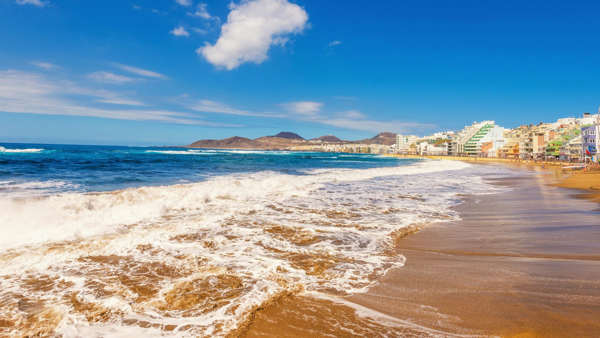 Auf dem Foto sieht man den Strand Playa de las Canteras auf Gran Canaria.