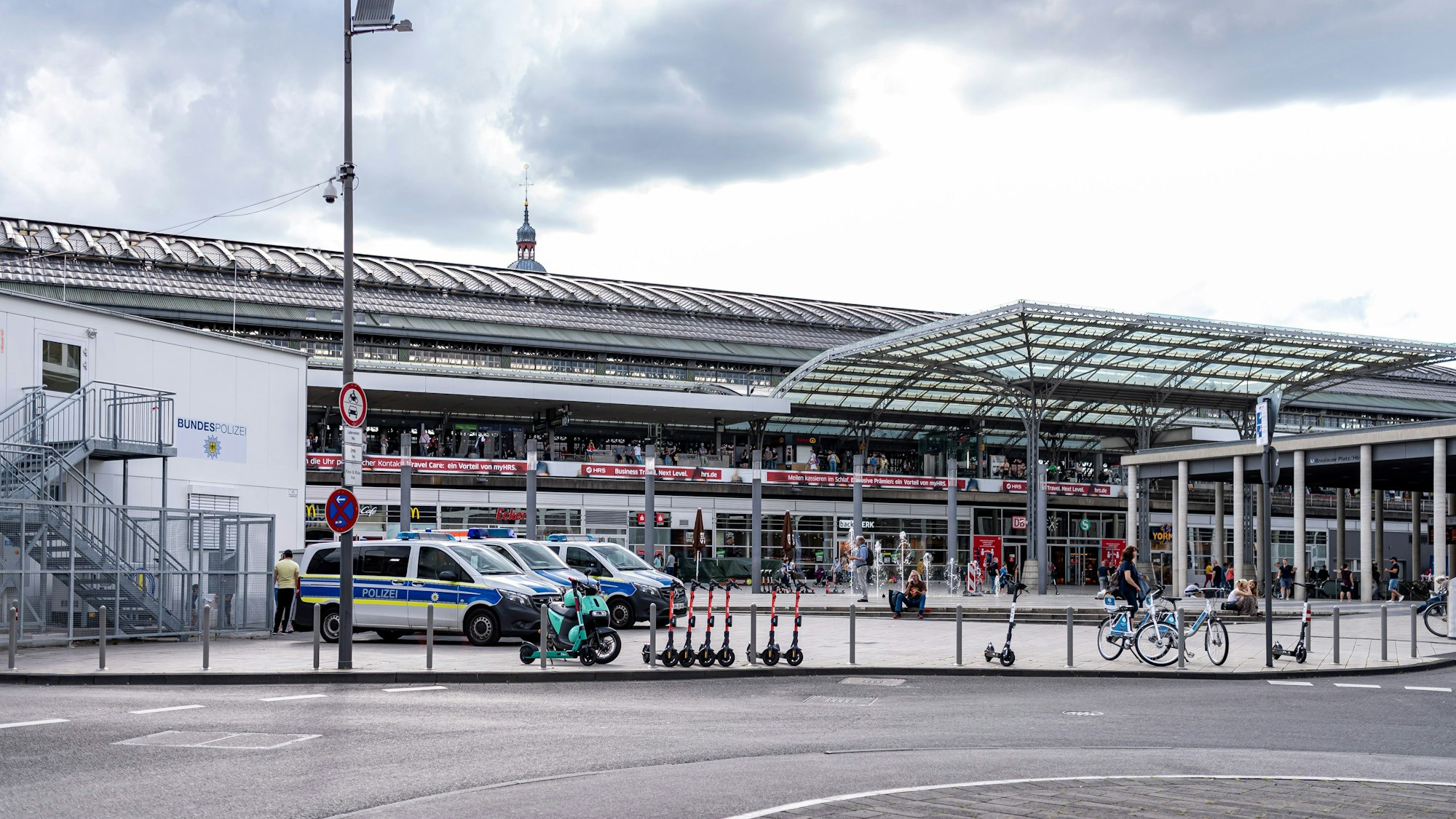 Blick auf die Rückseite am Kölner Hauptbahnhof und die Wache der Bundespolizei.