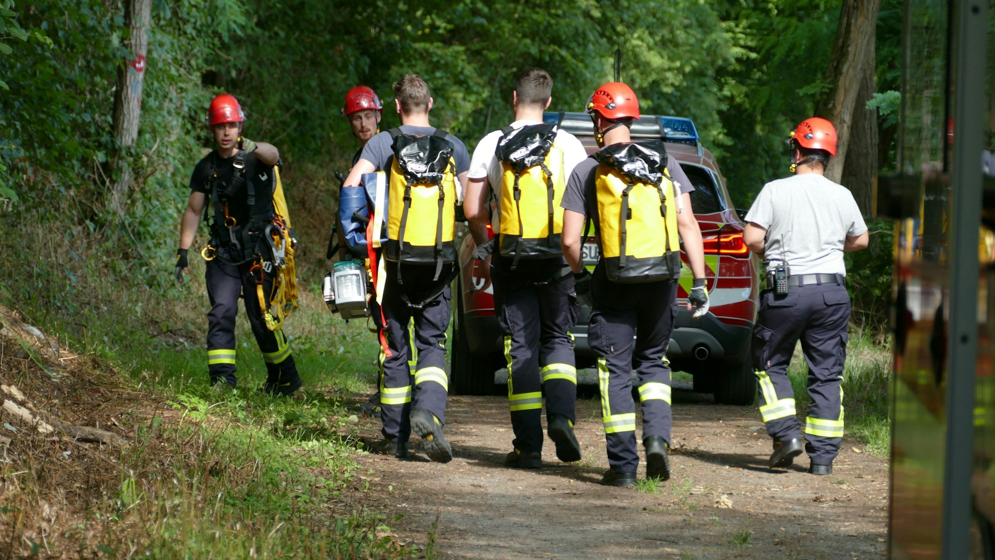 Feuerwehrleute retteten die beiden Verunglückten aus dem Hang in Hennef.