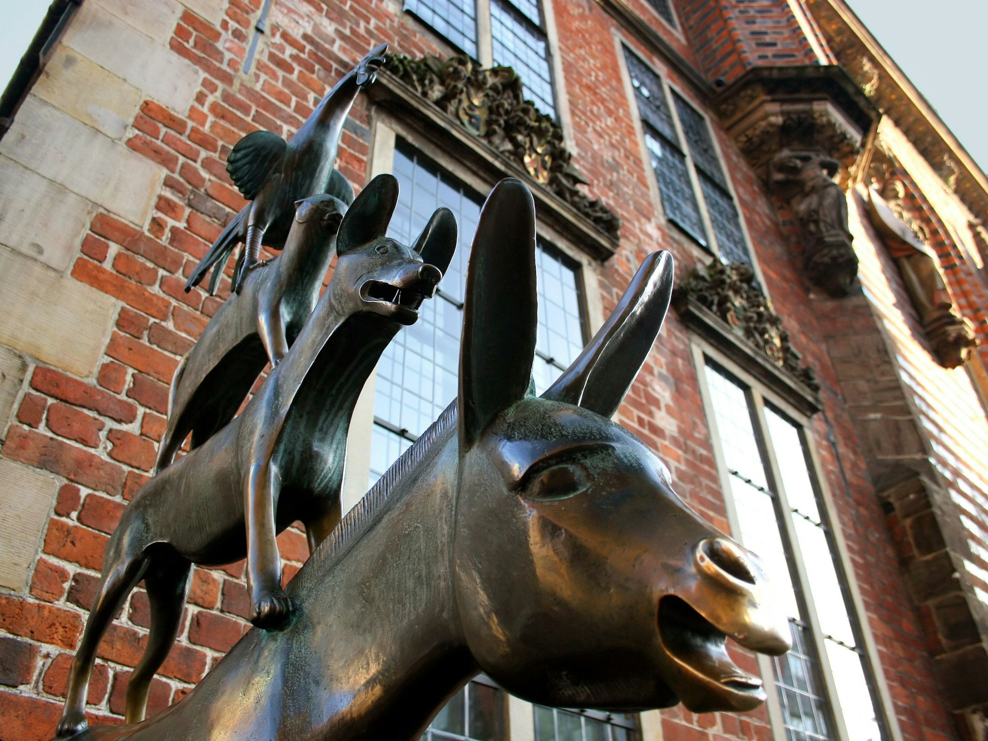 Die Bremer Stadtmusikanten (Hahn, Katze, Hund, Esel) aus Bronze gegossen vor dem Rathaus in Bremen.