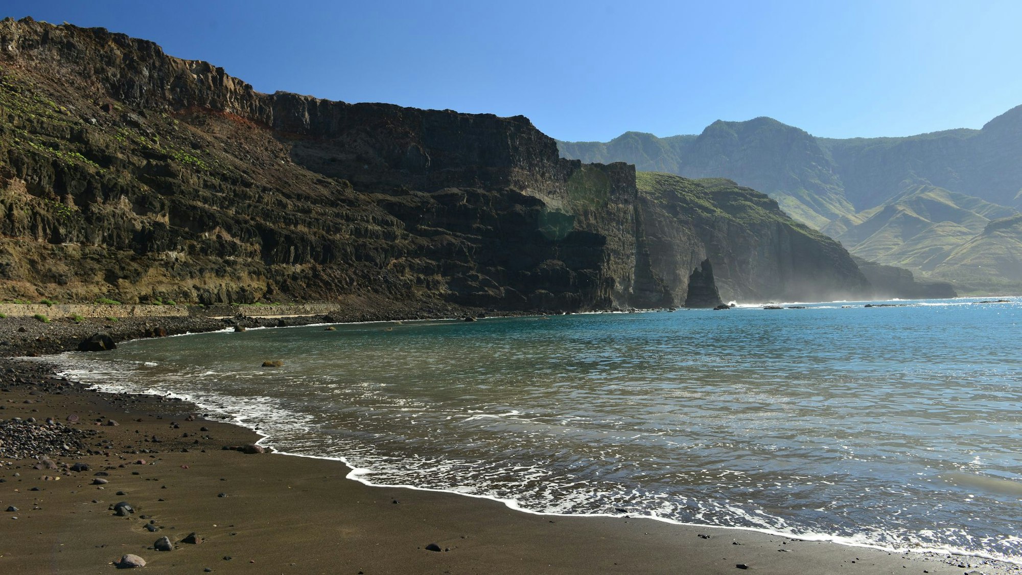 Auf dem Foto sieht man die Playa de las Nieves mit Blick auf die Klippen von Gran Canaria.