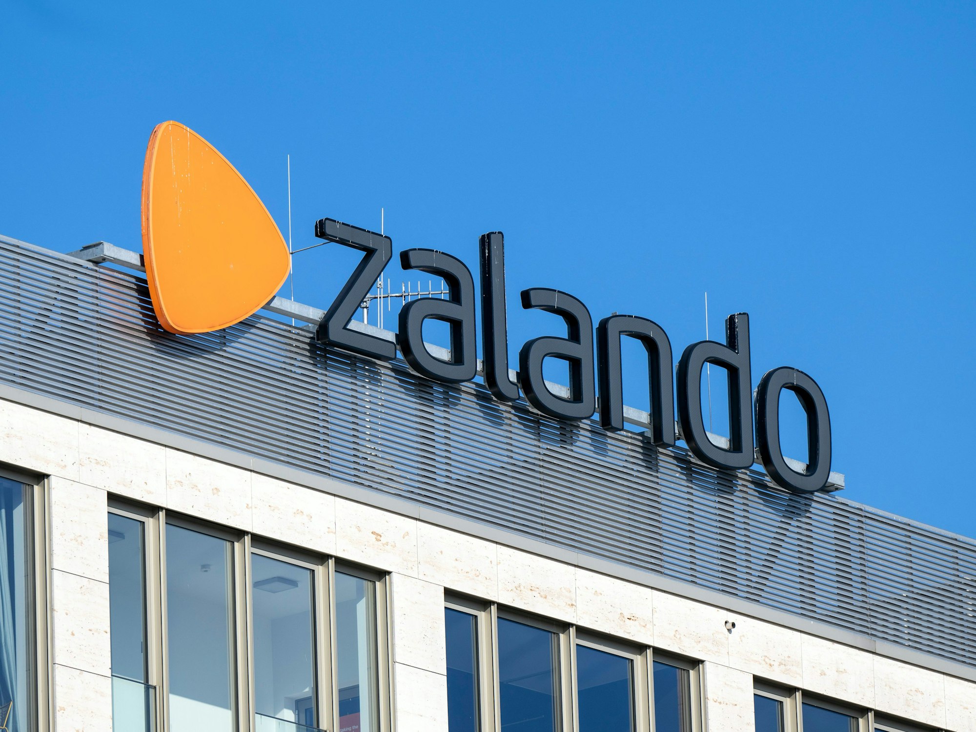 Das Logo des Online-Internethändlers Zalando auf einem Firmengebäude.