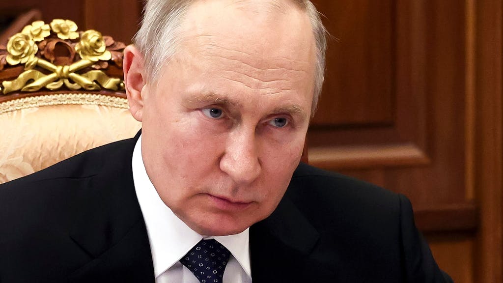 Der russische Präsident Wladimir Putin hört dem Gouverneur der Region Irkutsk, Igor Kobzev, am Montag, 17. Juli 2023, in Moskau, Russland, zu.