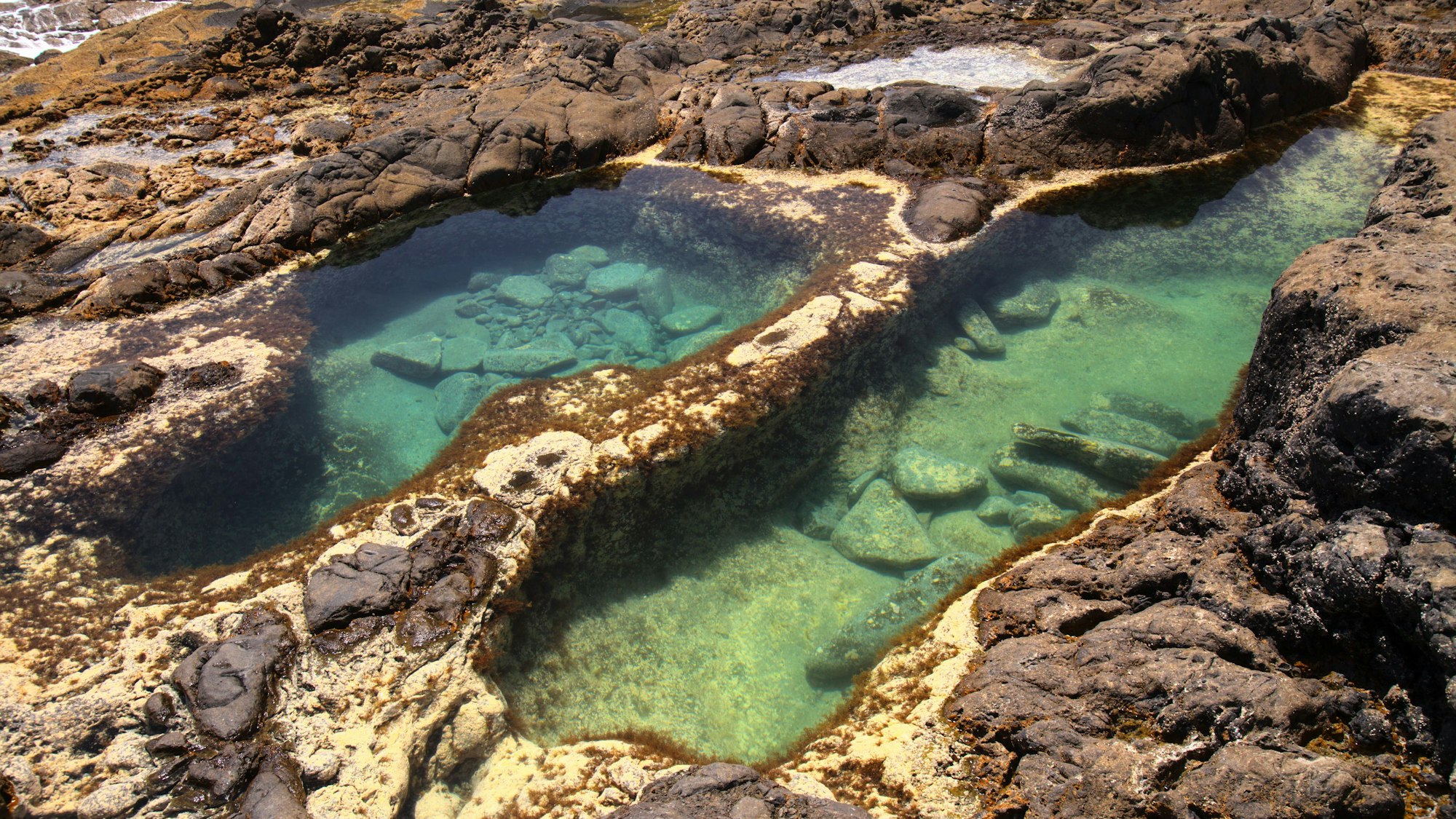 Auf dem Foto sieht man die natürlichen Felsenpools der Costa de Banaderos.