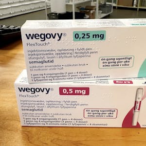 Verschiedene Packungen des Abnehmmittels Wegovy des Pharmakonzerns Novo Nordisk liegen in einer dänischen Apotheke auf dem Verkaufstresen.