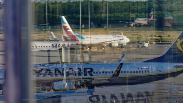 Köln: Maschinen der Fluggesellschaften Ryanair und Eurowings stehen auf dem Flughafen Köln/Bonn auf dem Rollfeld.&nbsp;