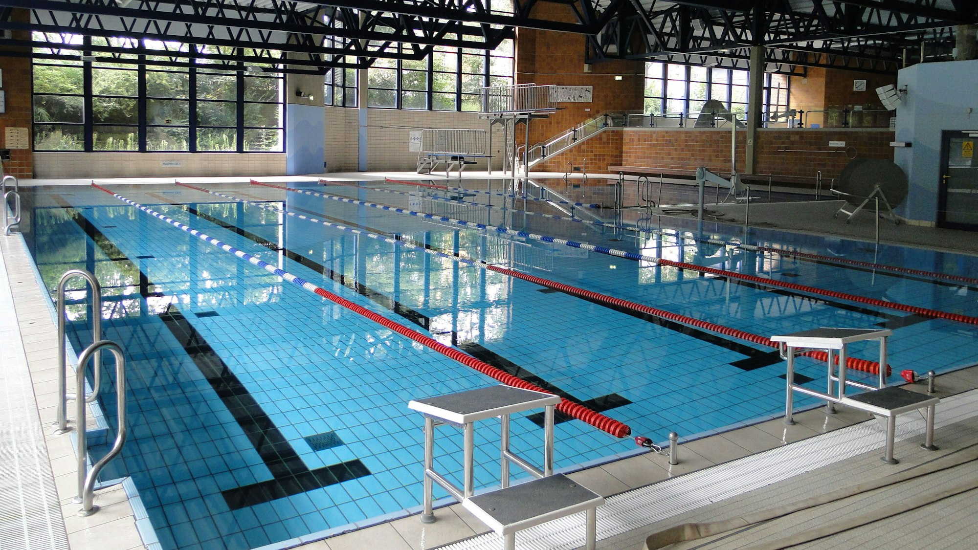 Das Sportschwimmbecken im Chorweilerbad.