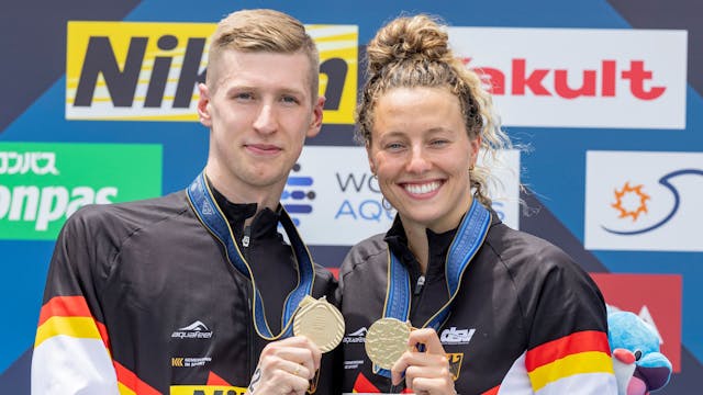 Florian Wellbrock und Leonie Beck präsentieren ihre Goldmedaillen.