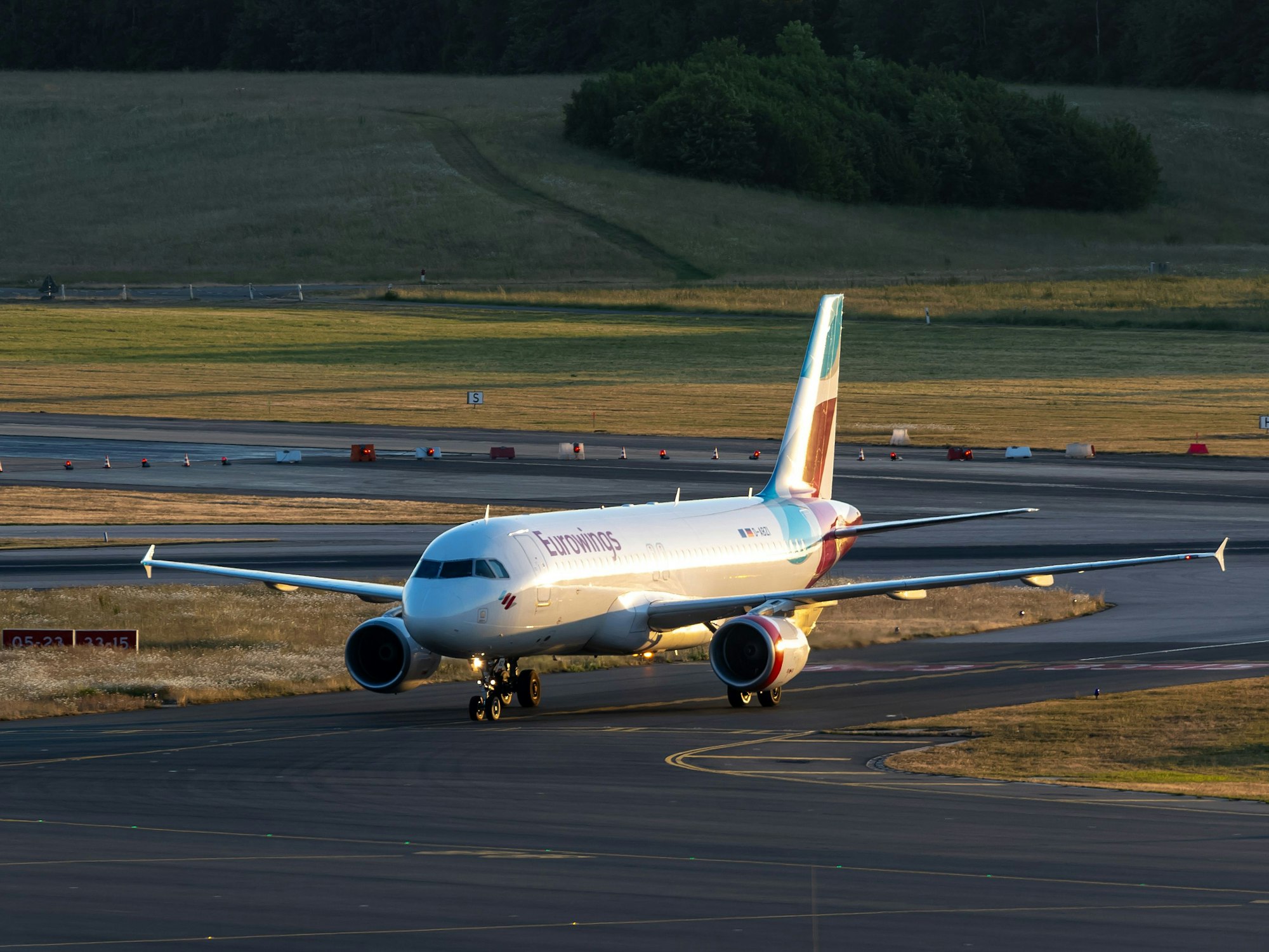 Ein Verkehrsflugzeug der Fluggesellschaft Eurowings rollt zu seiner Parkposition.