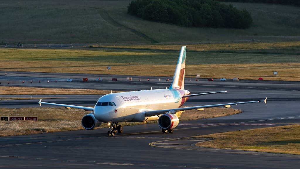 Ein Verkehrsflugzeug der Fluggesellschaft Eurowings rollt zu seiner Parkposition.
