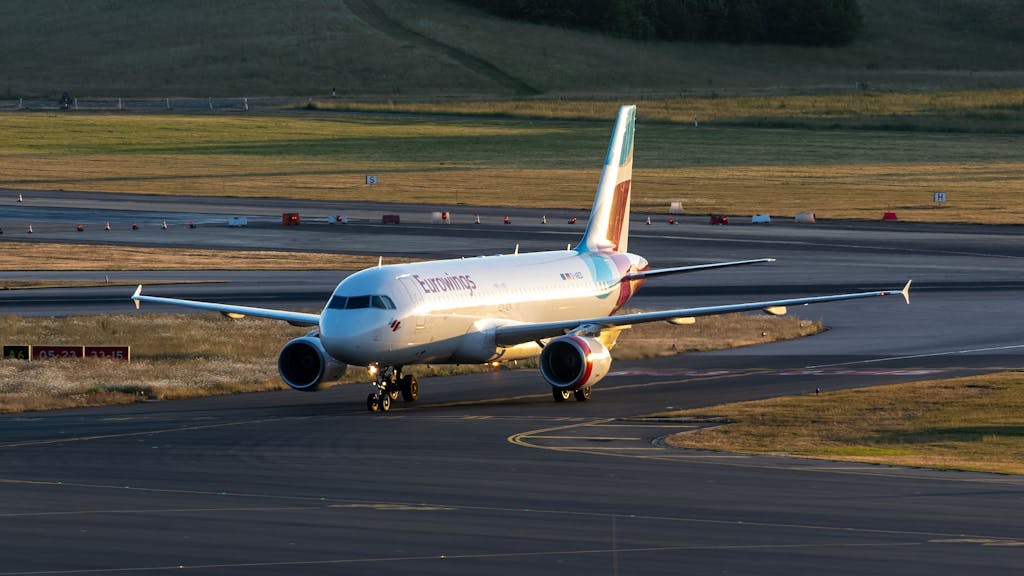 Ein Verkehrsflugzeug der Fluggesellschaft Eurowings rollt zu ihrer Parkposition.