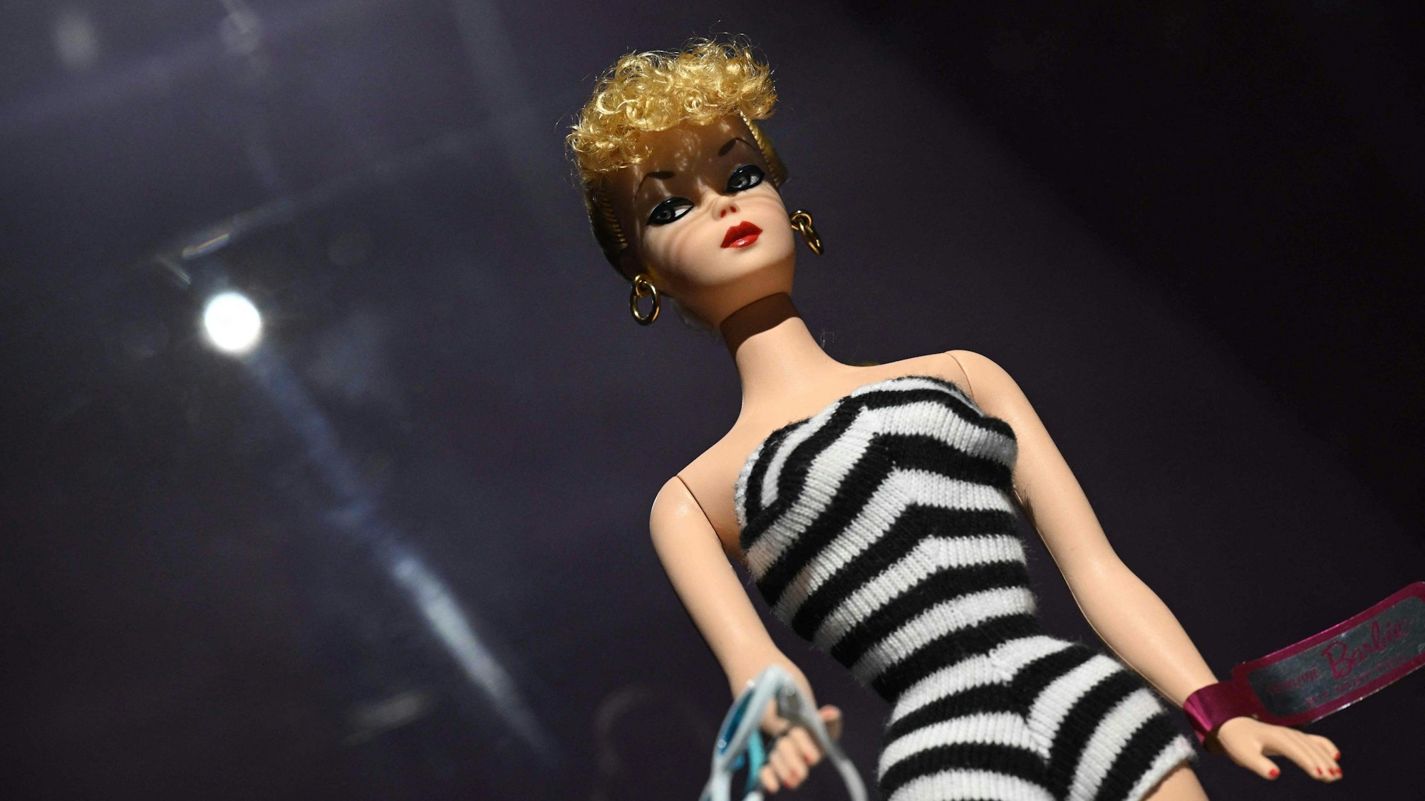 Die erste Barbie-Puppe aus dem Jahr 1959 trägt einen schwarz-weiß gestreiften Badeanzug.