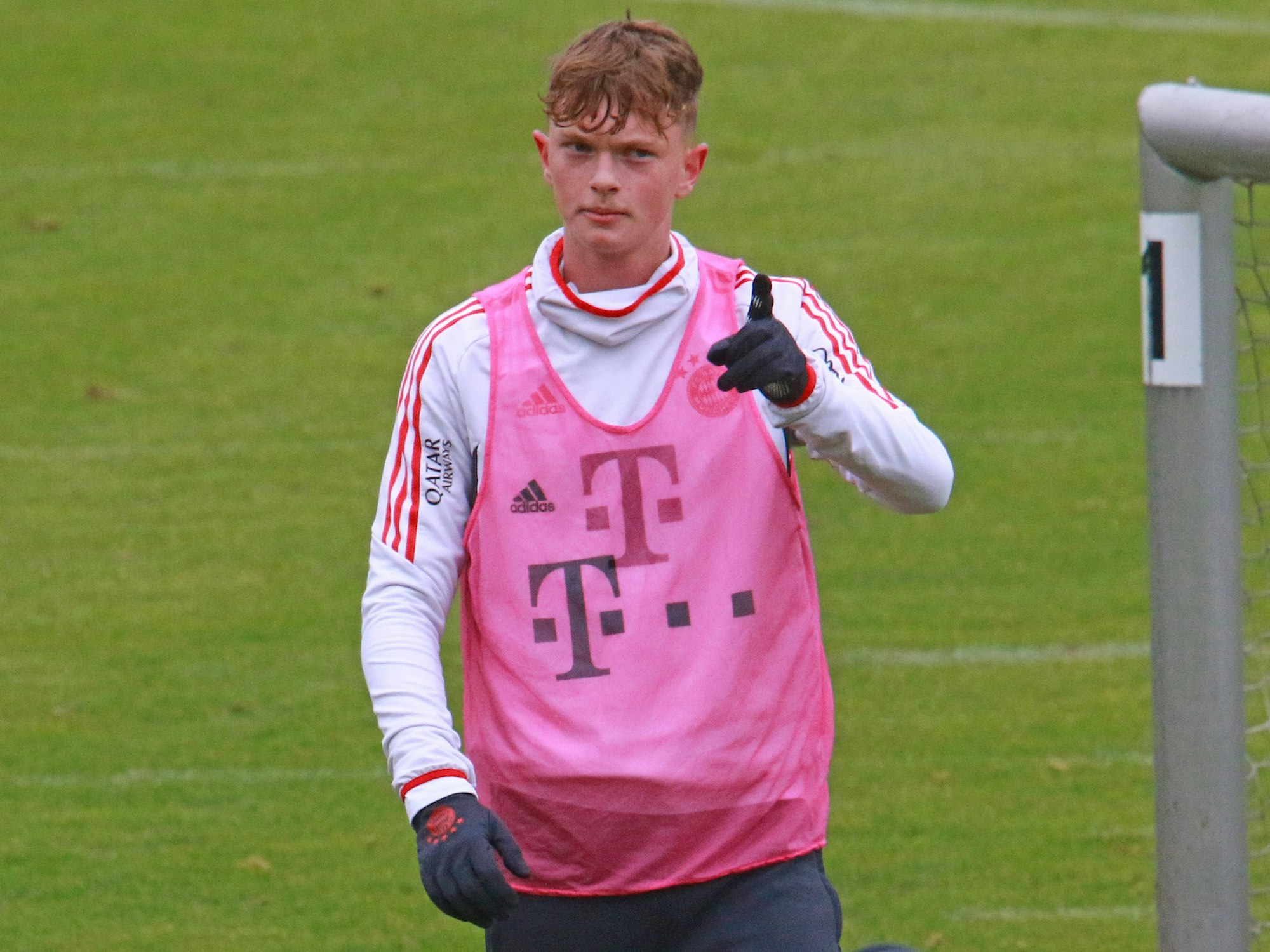 Paul Wanner vomFC Bayern München gestikuliert im Training.