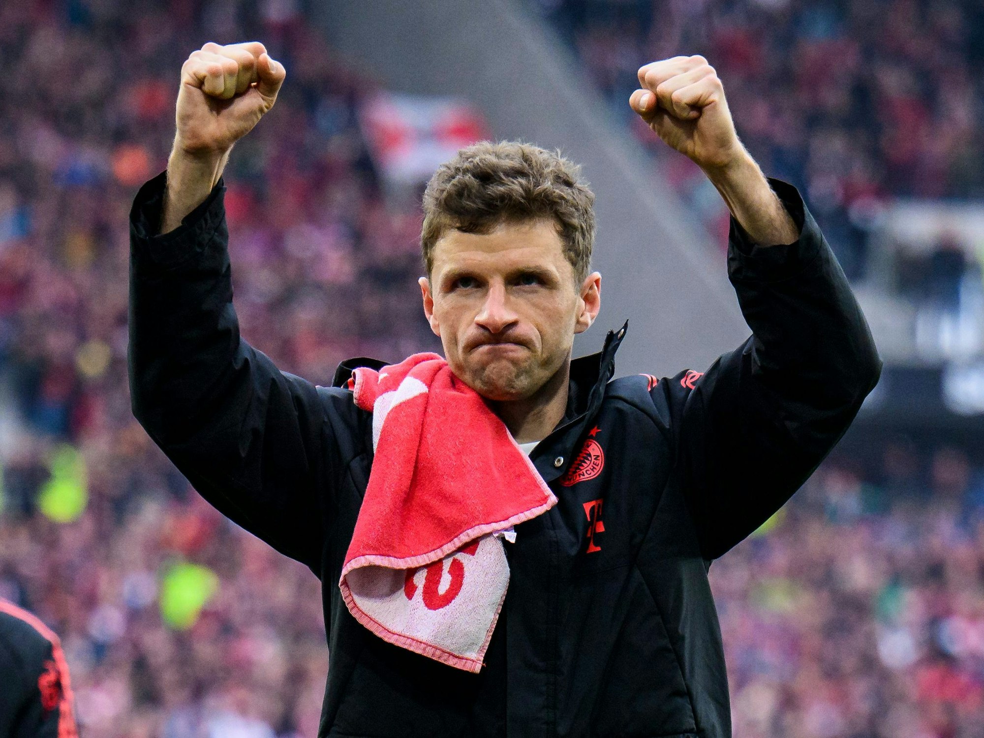 Thomas Müller jubelt nach dem Spiel bei den Fans.