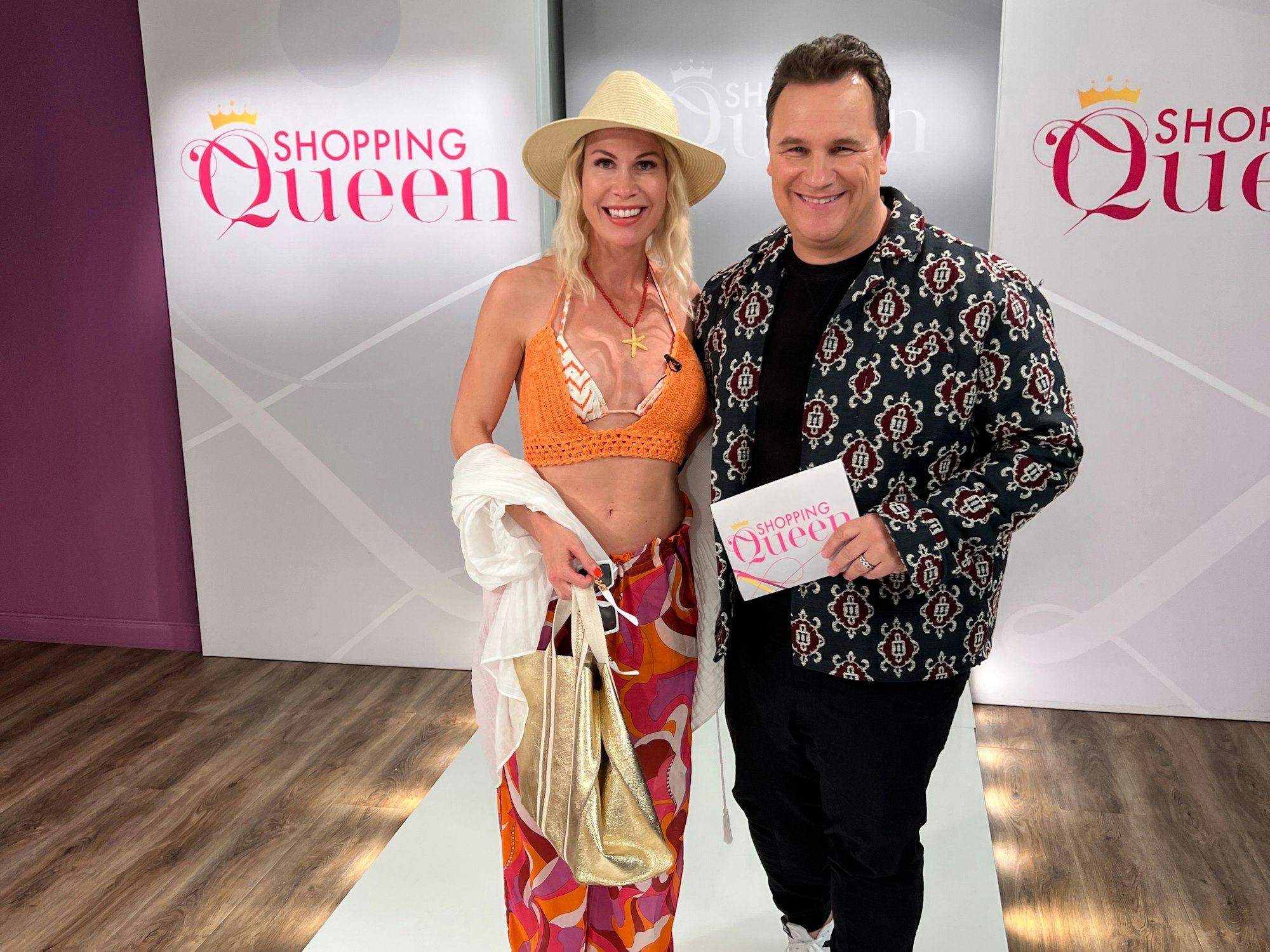 Kandidatin Chrissy-Joy zusammen mit Designer Guido Maria Kretschmer bei den Dreharbeiten zu Shopping Queen.