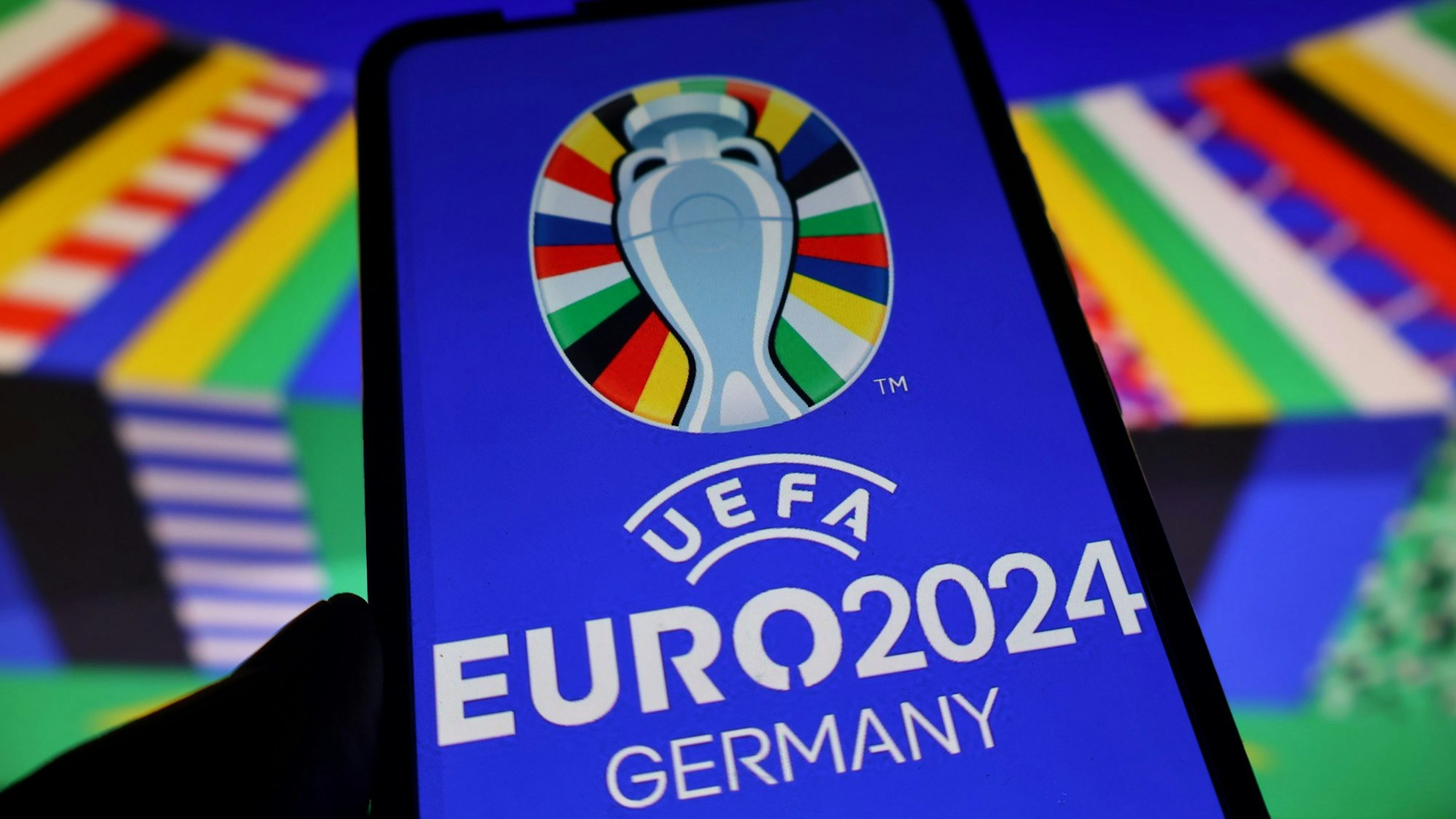 Das Logo der UEFA Euro 2024 ist auf einem Smartphone zu sehen.