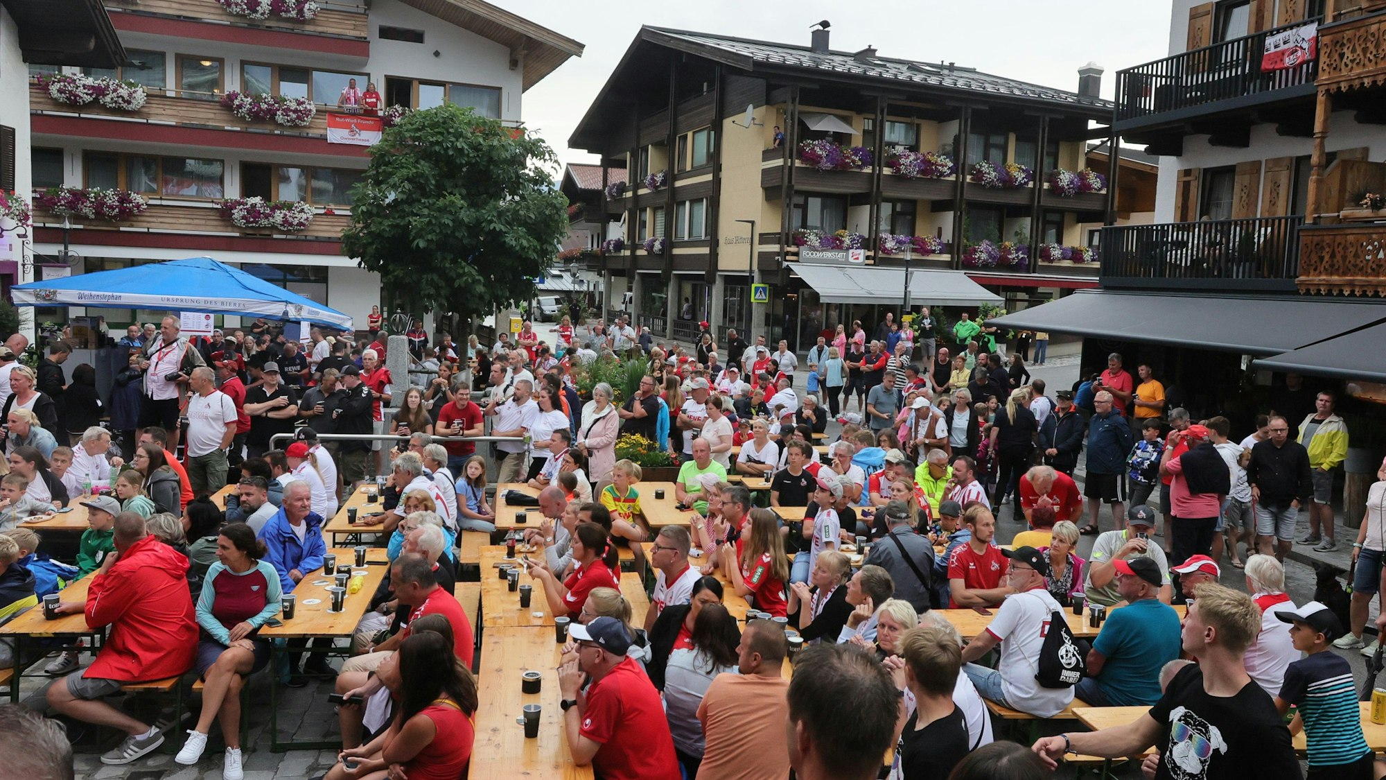 Der Dorfplatz des kleinen Örtchens Maria Alm war am Dienstag (18. Juli 2023) für einen Abend fest in der Hand der FC-Fans.