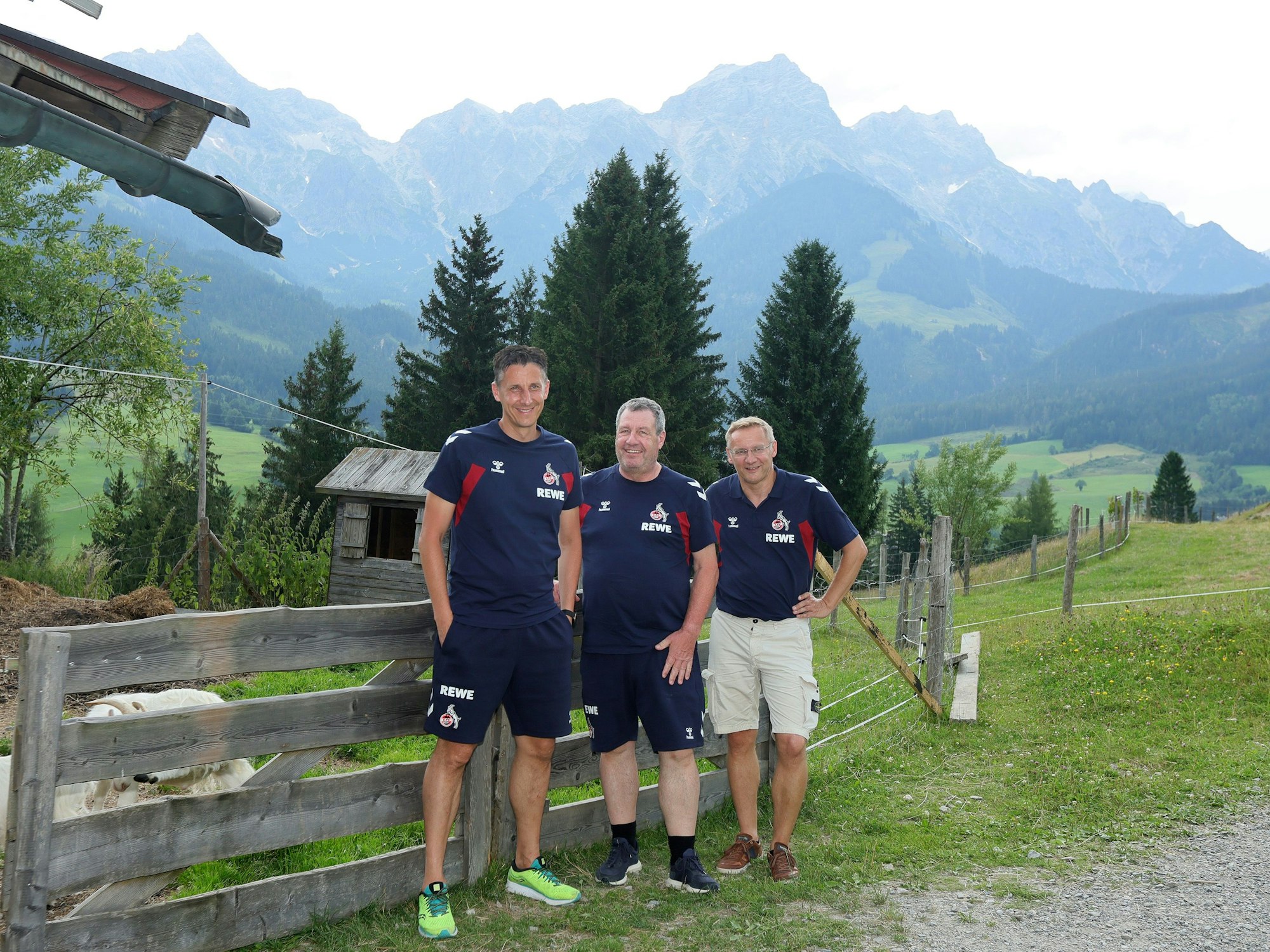 Geschäftsführer Christian Keller (l.) gemeinsam mit FC-Präsident Werner Wolf (M.) und Vizepräsident Eckhard Sauren am Dienstag (18. Juli 2023) im Trainingslager in Österreich.