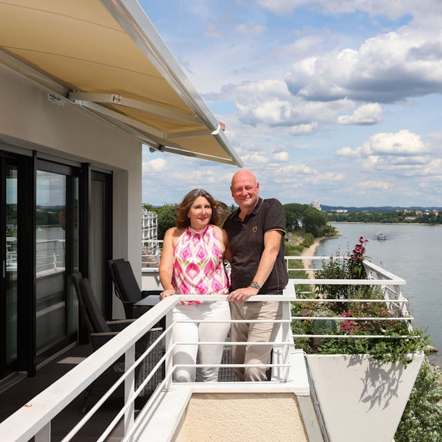 Elke und Bernd Hecker auf ihrem Balkon hoch über dem Rhein