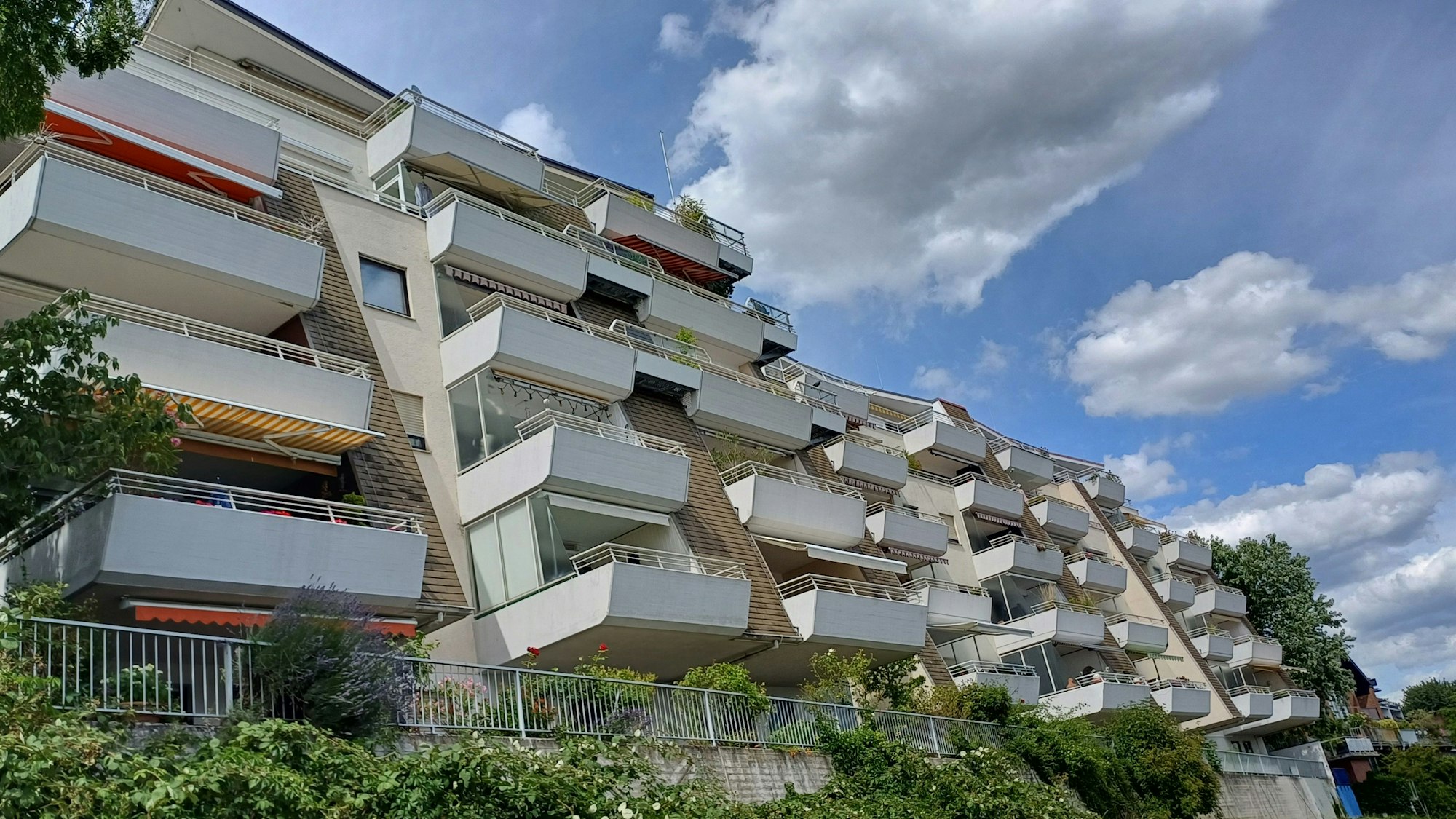 Zum Rhein hin ist das Gebäude terrassenförmig gebaut, jede Wohnung hat einen Balkon.