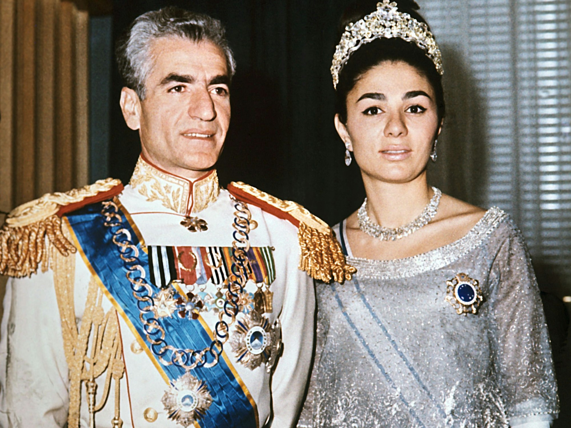 Der damalige persische Schah Reza Pahlavi in Galauniform mit seiner Gattin Kaiserin Farah Diba.