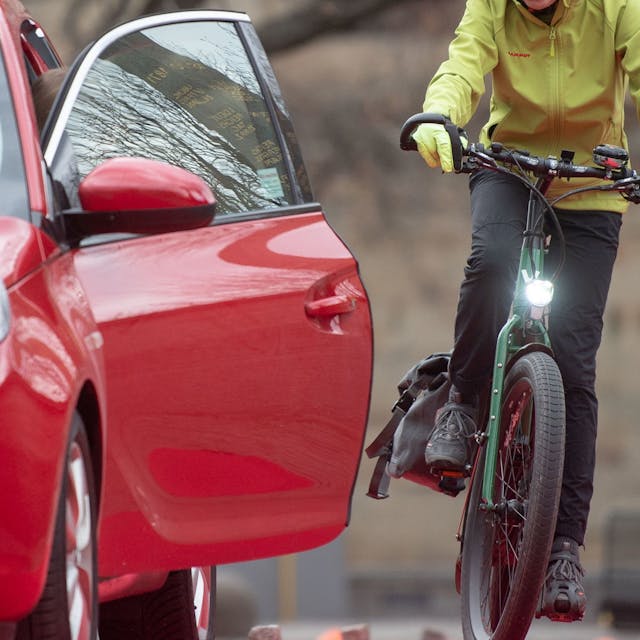 Bei sogenannten „Dooring“-Unfällen prallen Fahrradfahrer gegen sich öffnende Autotüren.