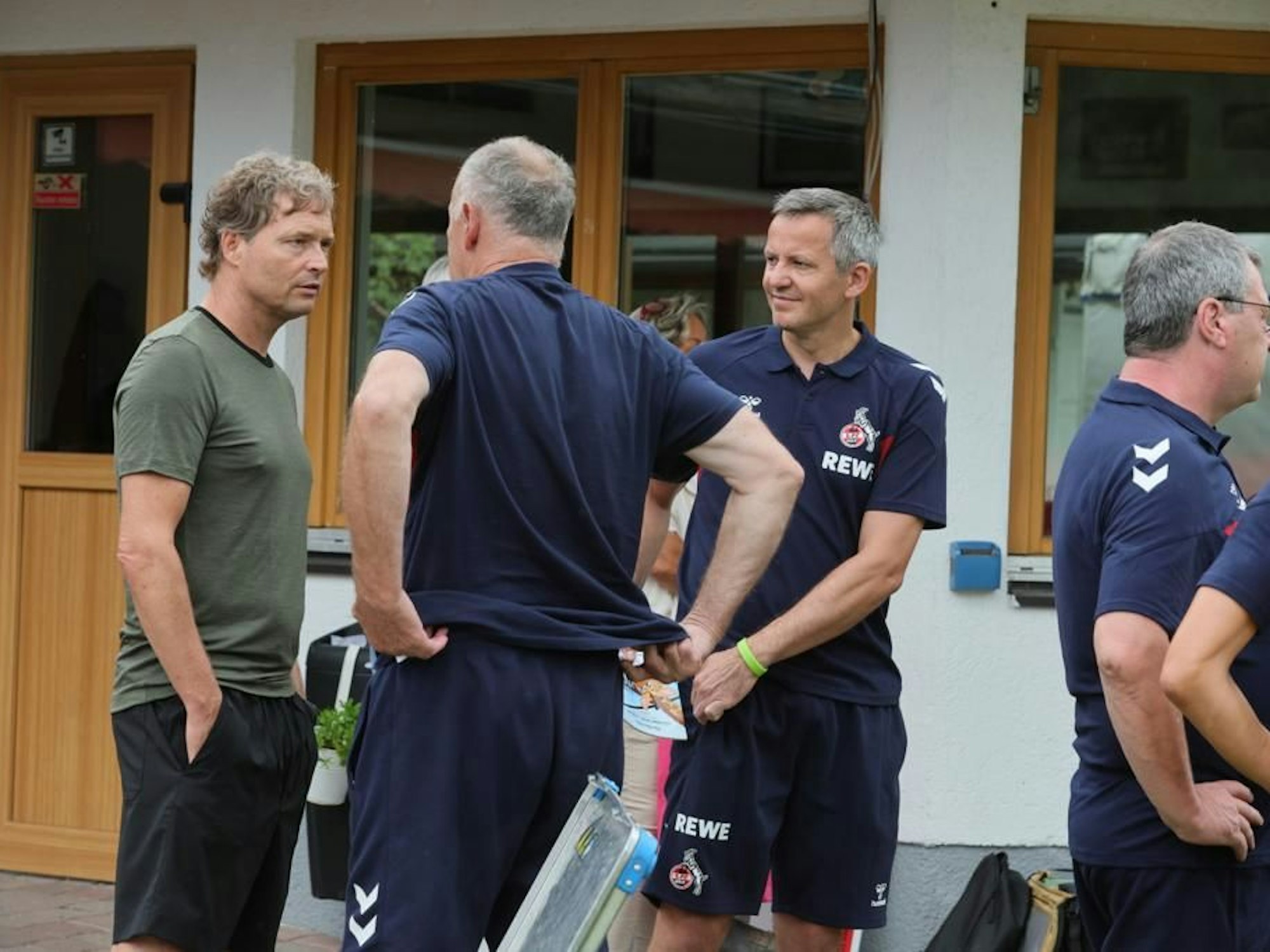 DFB-Co-Trainer Marcus Sorg unterhält sich mit den FC-Verantwortlichen.
