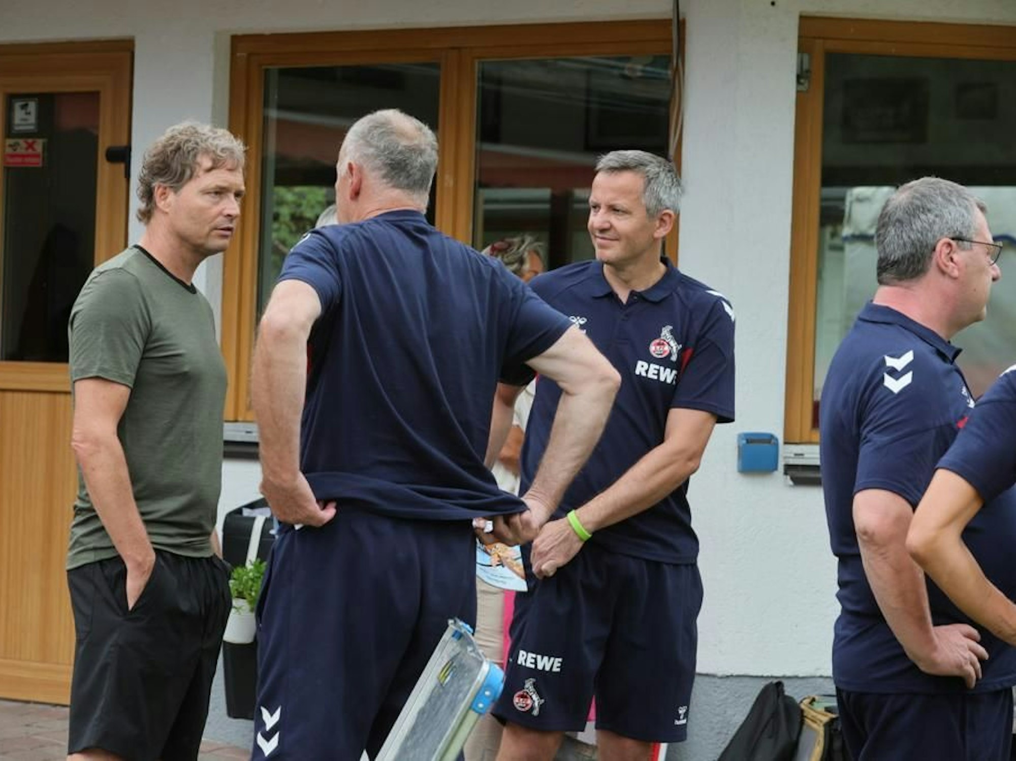 DFB-Co-Trainer Marcus Sorg (l.) schaute am Mittwoch (19. Juli 2023) beim Training des 1. FC Köln in Österreich vorbei.