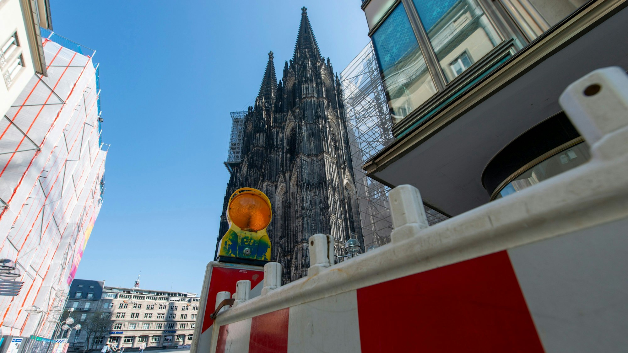 Absperrungen und abgehängte Hausfassaden behindern den Blick auf den Kölner Dom.