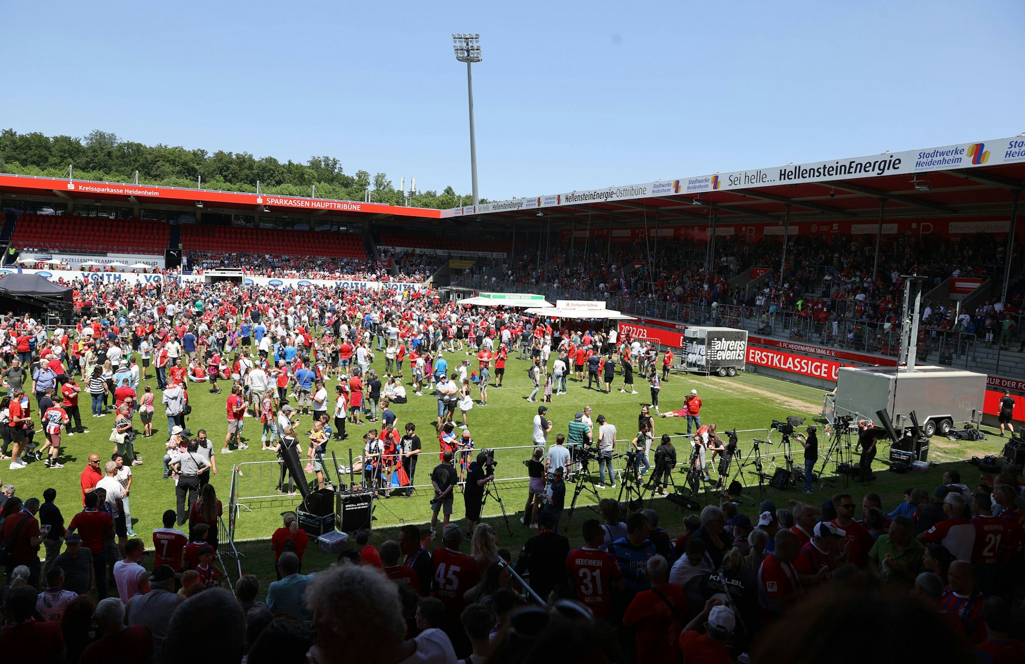 Die Fans stehen auf dem Rasen der Voith-Arena des 1. FC Heidenheim.