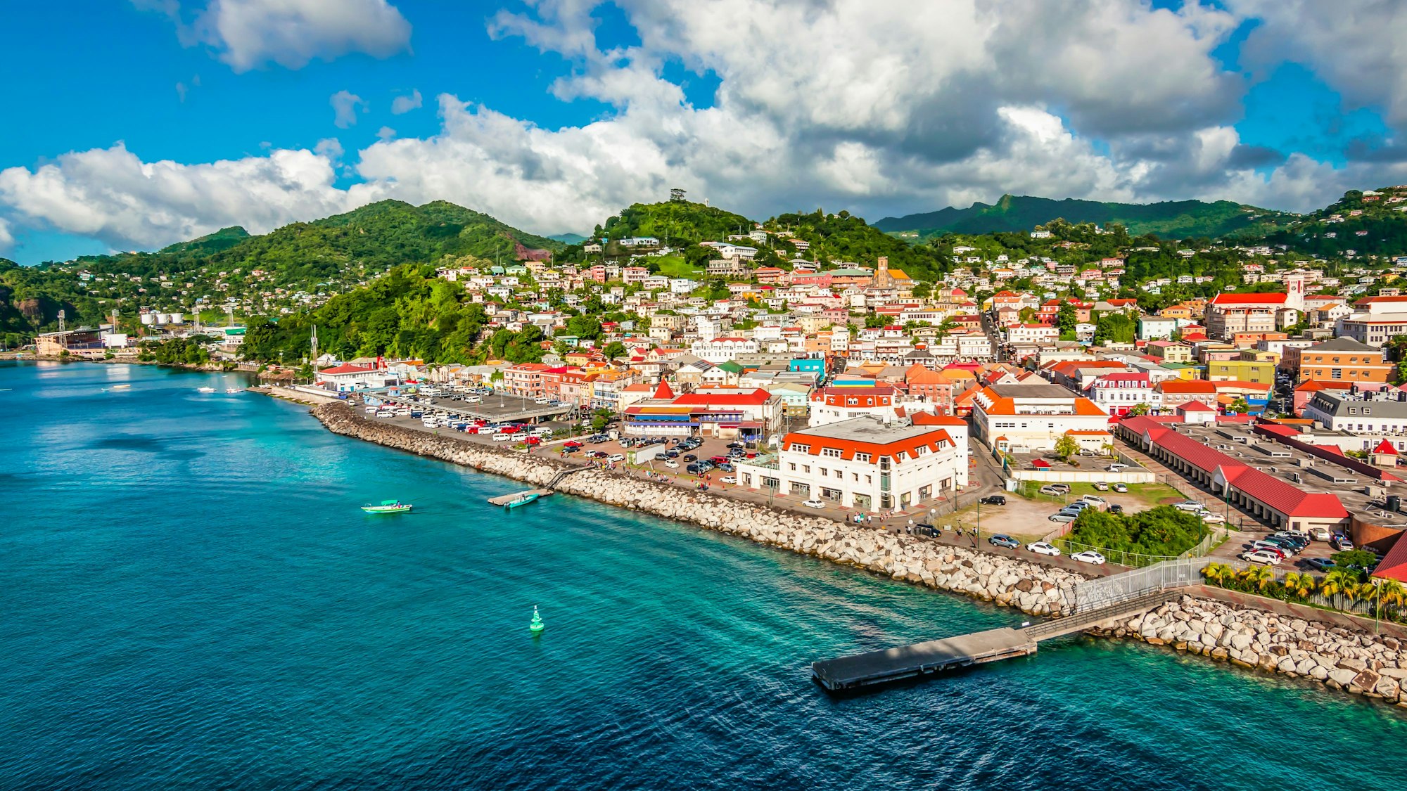 Blick auf den Hafen der Hauptstadt St. George's auf Grenada.