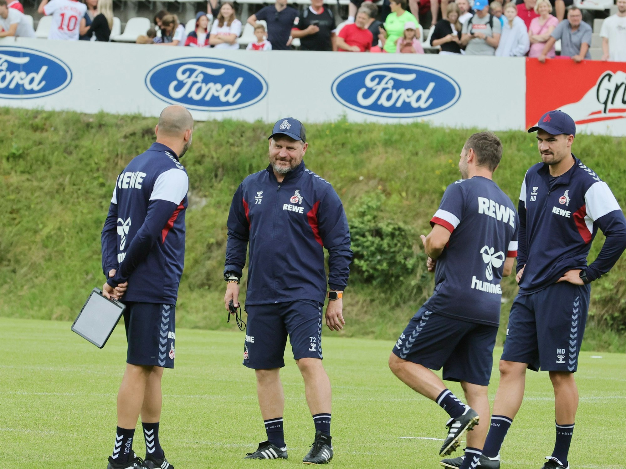 Steffen Baumgart mit Teilen seines Trainerteams.