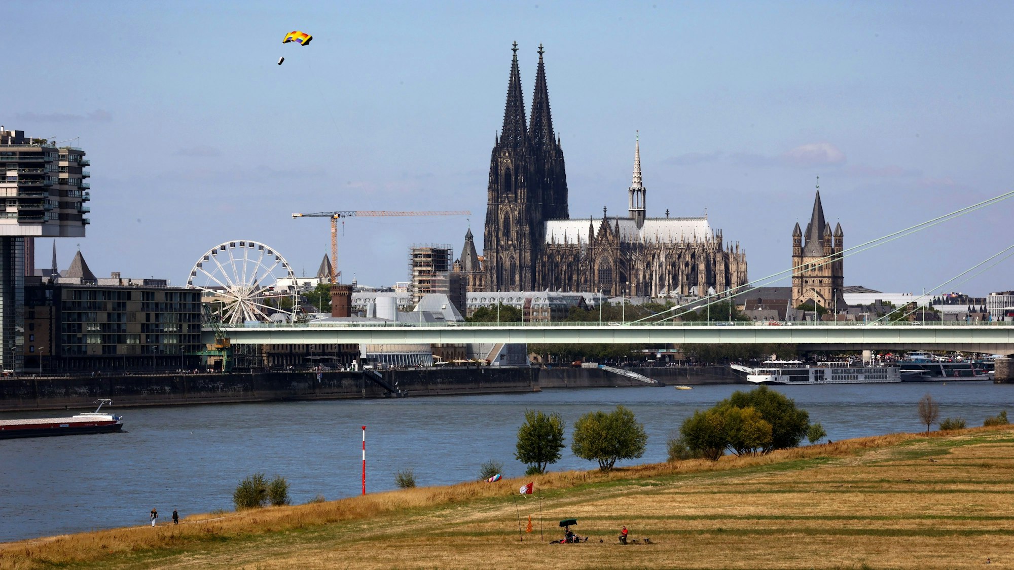 28.08.2022
Köln:
Poller Wiese mit Drachen steigen lassen
Die Wiese ist ganz gelb durch die Trochkeheit
Foto:Martina Goyert


