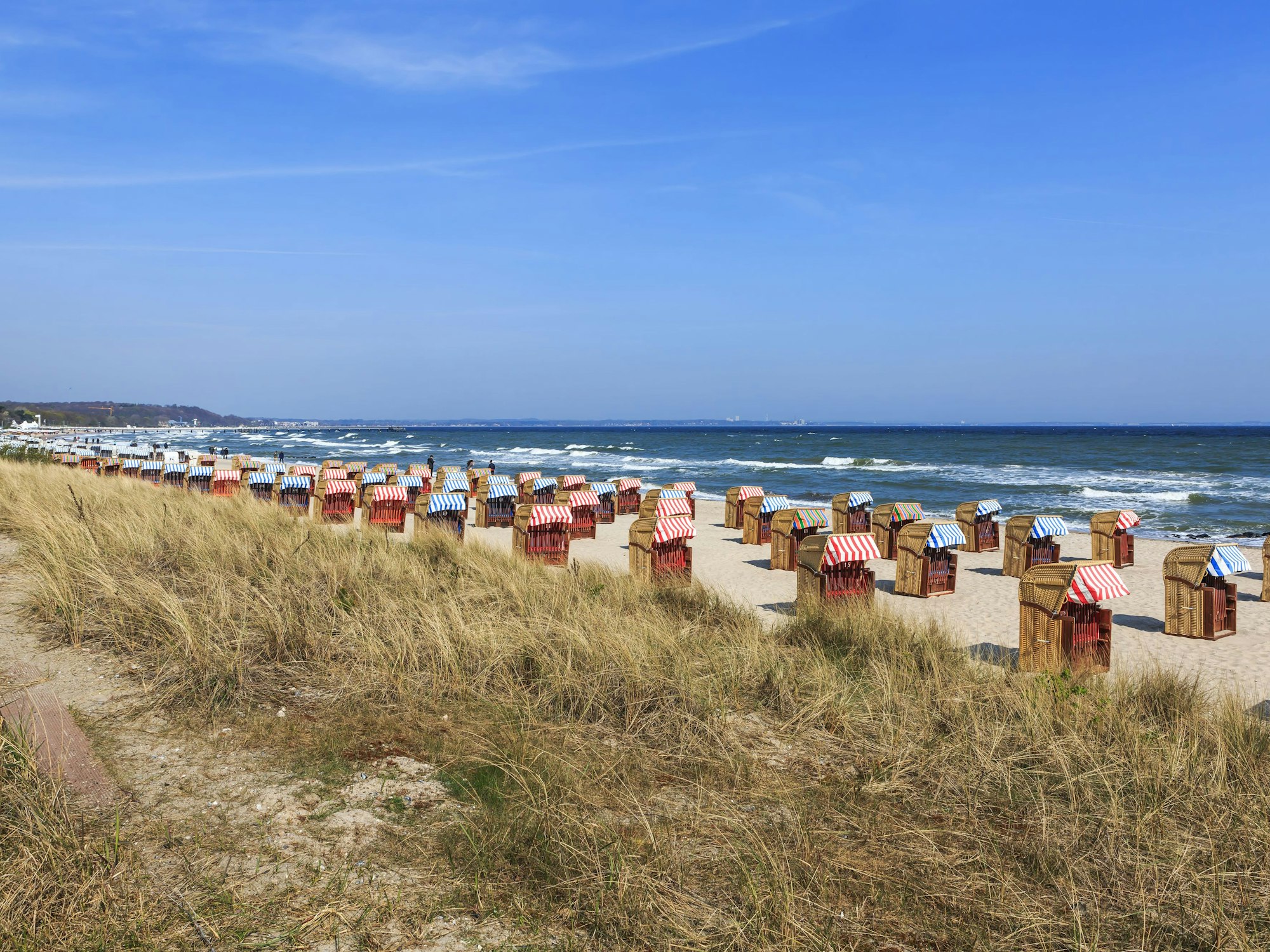 Strandkörbe stehen am Timmendorfer Strand in Schleswig-Holstein (Deutschland). Der Strand zählt zu den besten preiswerten Stränden in Europa.