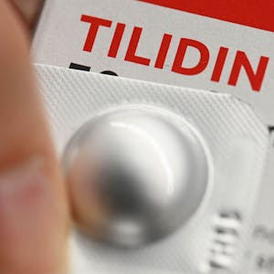 Zu sehen ist ein Blister mit einer Tablette Tilidin.
