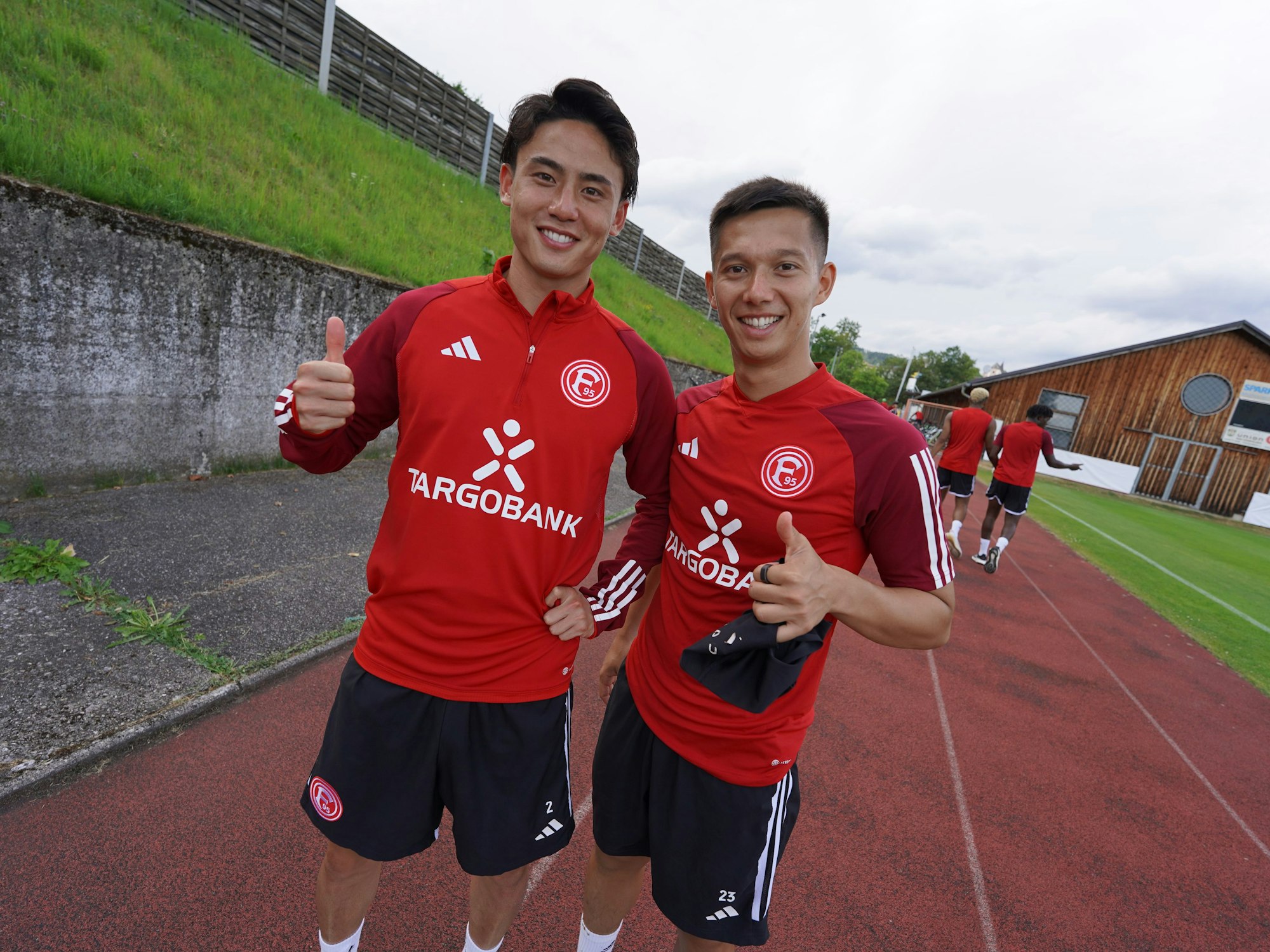 Fortuna Düsseldorfs Talashi Uchin und Shinta Appelkamp posieren gemeinsam vor der Kamera.