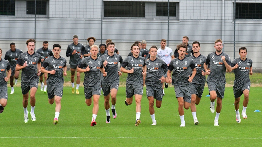 Lauftraining bei Borussia Mönchengladbach: Hannes Wolf (5.v.r.) und seine Gladbach-Teamkollegen am 17. Juli 2023 im Training.