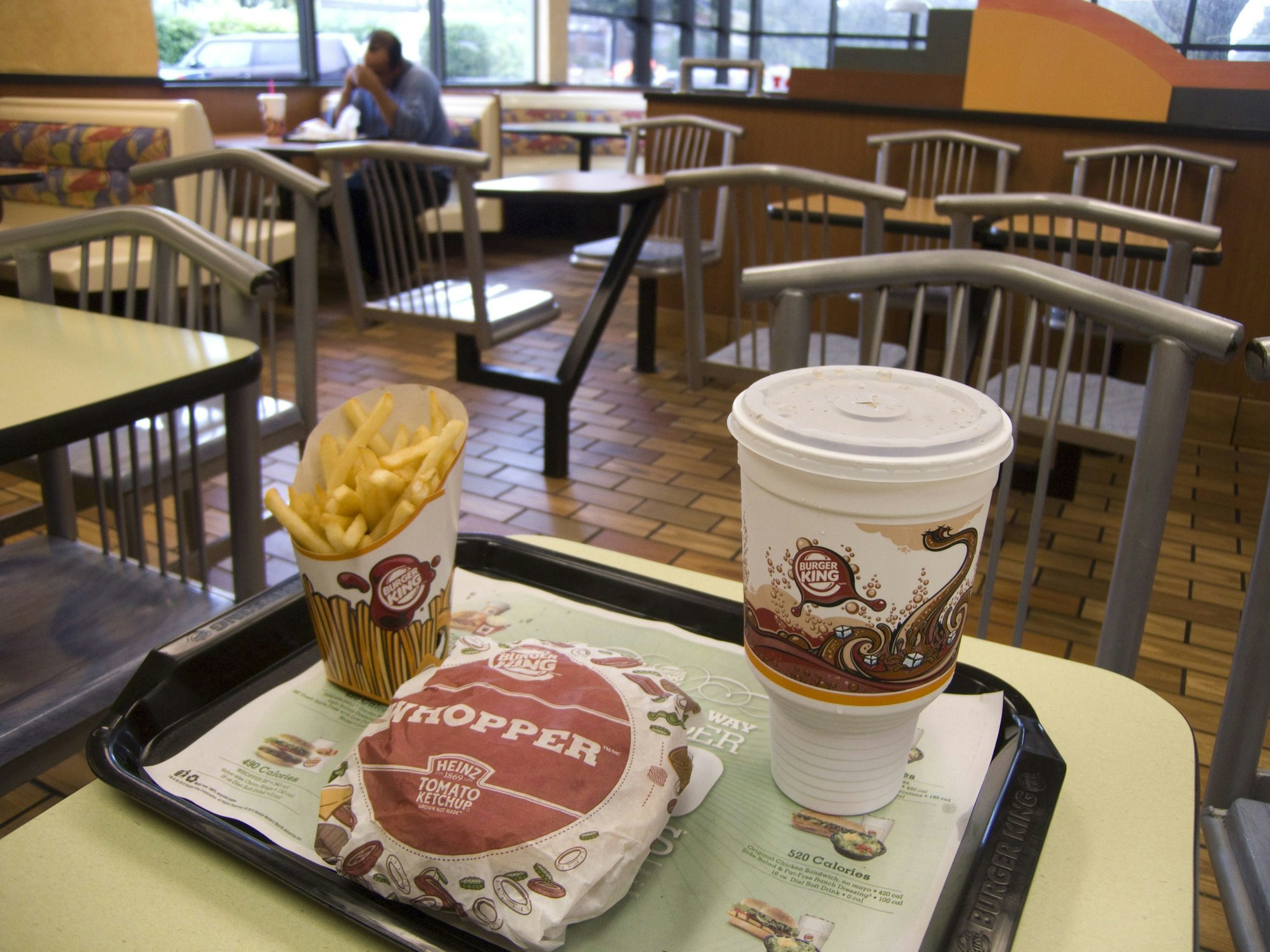 Unser Archivfoto (2010) zeigt eine Burger-King-Filiale in Glenview im US-Bundesstaat Illinois. Zu sehen ist ein Menü mit Pommes, Cola und Burger.