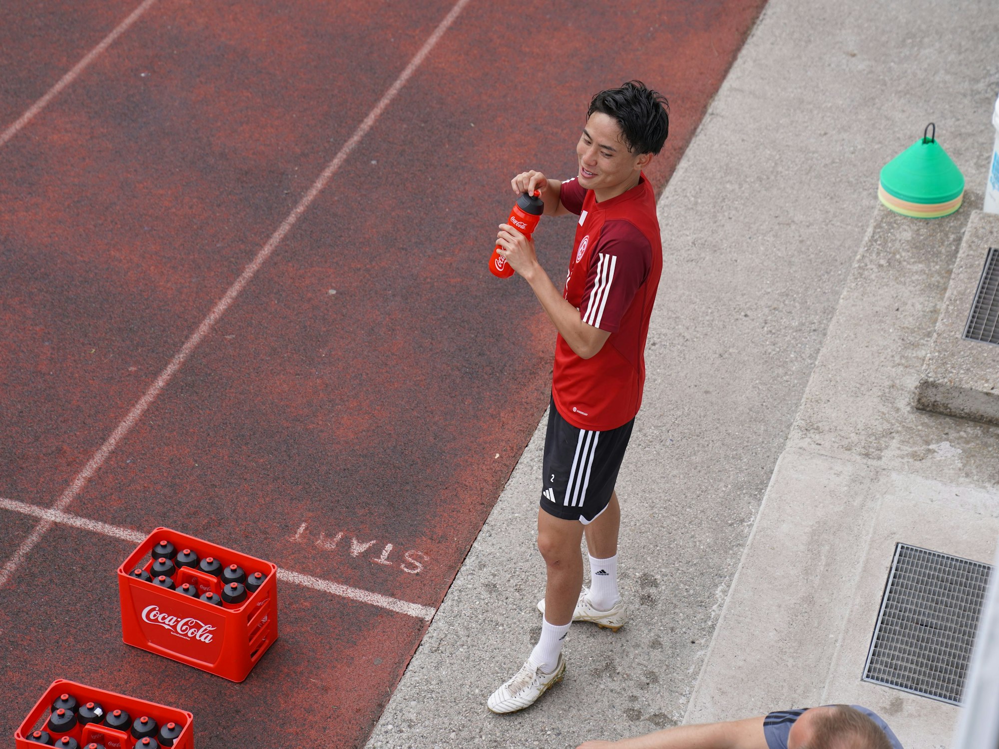 Takahsi Uchino nimmt einen Schluck aus der Wasserflasche.
